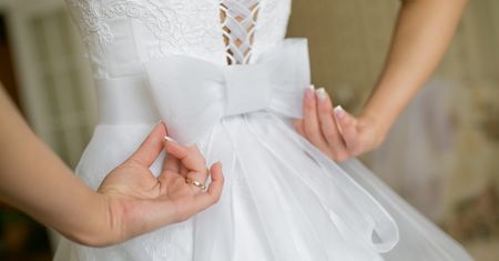 To najmodniejszy dodatek ślubny tego sezonu. Jak go nosić?