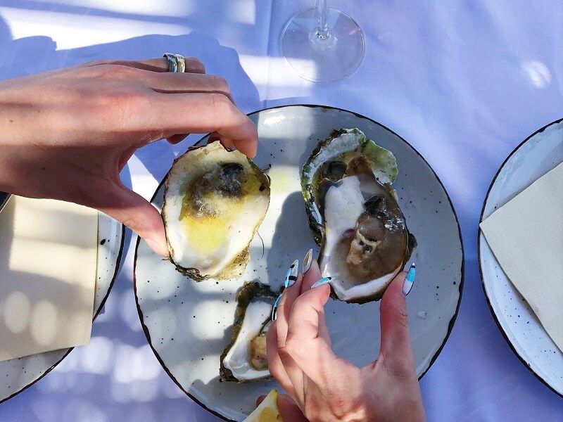 Przystawka: Świeża ostryga na lodzie z cytryną i ostrym sosem w restauracji Insomnia