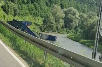 Wypadek pociągu w Małopolsce. Wagony wpadły do rzeki