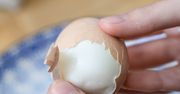 Dlaczego niektóre jajka źle się obierają? Odpowiedź może niektórych bardzo zaskoczyć