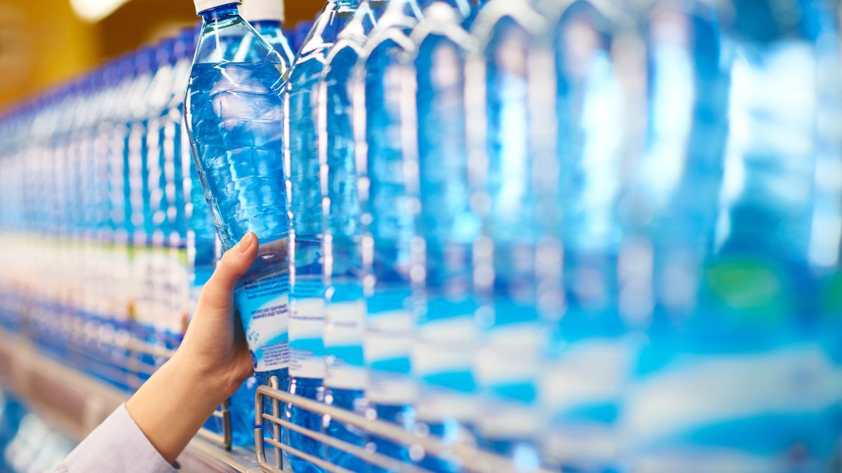 Czy woda mineralna w butelce może się zepsuć?