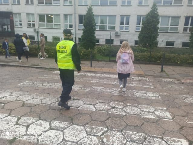 Powrót do szkoły. Straż Miejska czuwa przy przejściach dla pieszych. Bezpieczna droga do szkoły