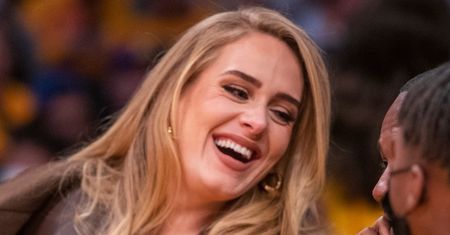 Szczuplutka Adele ZACHWYCA nienaganną figurą na kameralnym koncercie w obserwatorium kosmicznym (ZDJĘCIA)