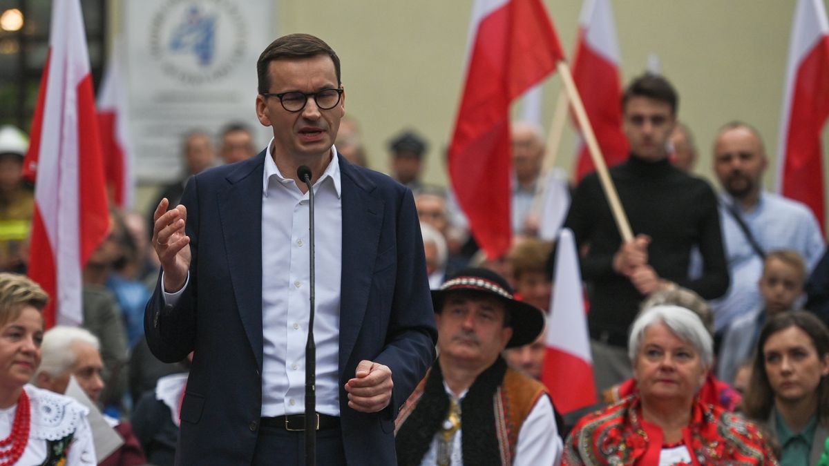 Polish Prime Minister Mateusz Morawiecki speaks to the inhabitants of Olkusz.
Mateusz Morawiecki set off to meet the Poles. The first stop of the head of the Polish government was Olkusz near Krakow, where, after handing over a modern ambulance to a local hospital, he met the inhabitants of the city.
On Saturday, June 04, 2022, in Olkusz, Lesser Poland Voivodeship, Poland. (Photo by Artur Widak/NurPhoto via Getty Images)