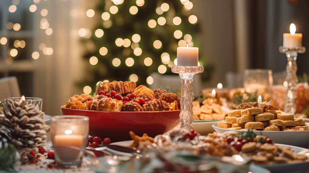 Świąteczny stół z przekąskami