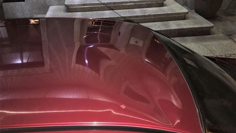 Wrocław. Przebiegł po masce i dachu jadącego samochodu. Kuriozalna sytuacja w Rynku