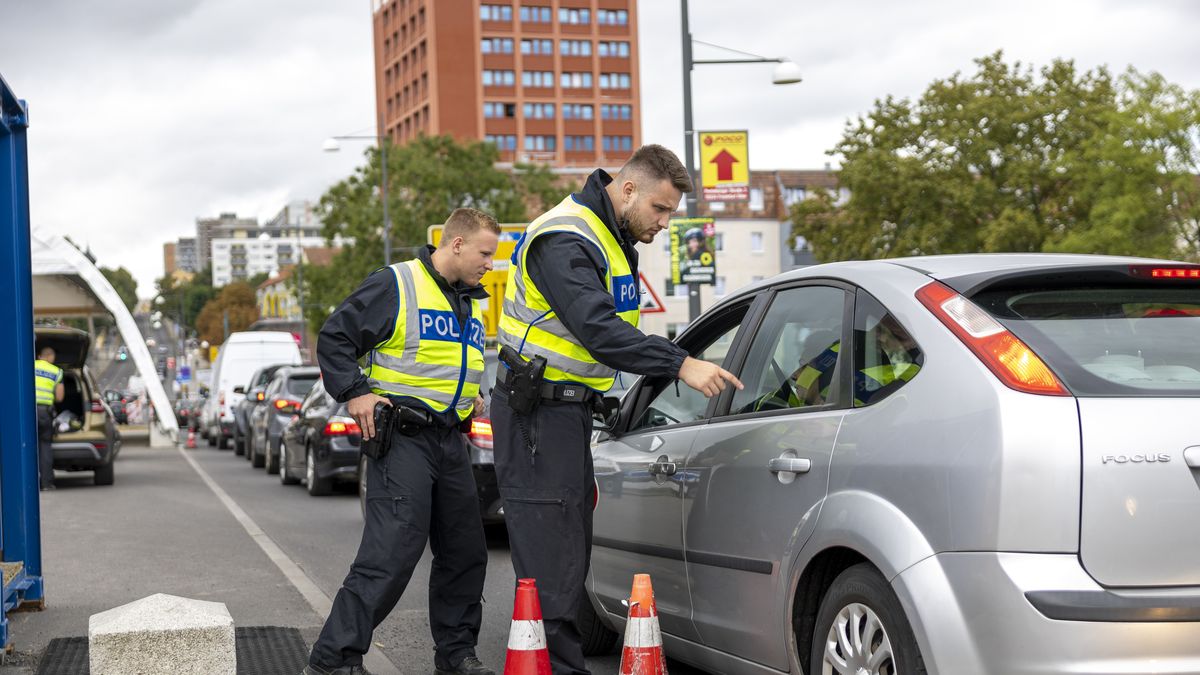FRANKFURT (ODER), GERMANY - SEPTEMBER 10: German federal police check cars arriving at the German-Polish border on September 10, 2024 in Frankfurt an der Oder, Germany. German Interior Minister Nancy Faeser announced yesterday that Germany will widen its police monitoring to all of its border crossings to stop irregular immigration. Immigrants arriving to seek asylum will be turned away with the directive to seek asylum in the country they are crossing from. Germany's leading political parties are negotiating new legislation to stem irregular immigration following a terror attack by a Syrian man in the town of Solingen recently that left three people dead. Many local communities claim they have already taken in more migrants over recent years than they have the resources to house and integrate. (Photo by Maja Hitij/Getty Images)