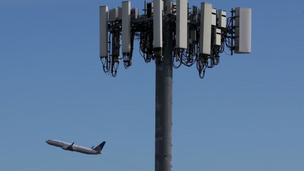 Maszt 5G i samolot