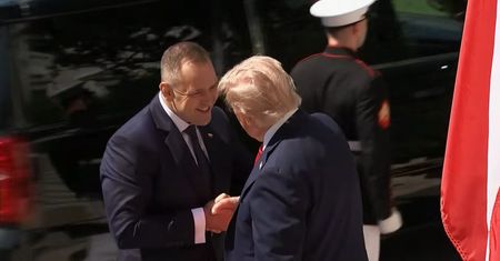 Stalowy uścisk Trumpa. Tak siłował się z Nawrockim "na rękę"