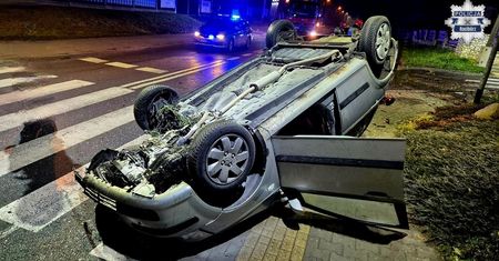 23-latek dachował w Roszkowie. "Najpewniej zasnąłem za kierownicą" – tłumaczył kierowca