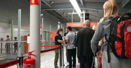 Omikron atakuje. Szef ONZ: zakaz lotów to podróżny apartheid
