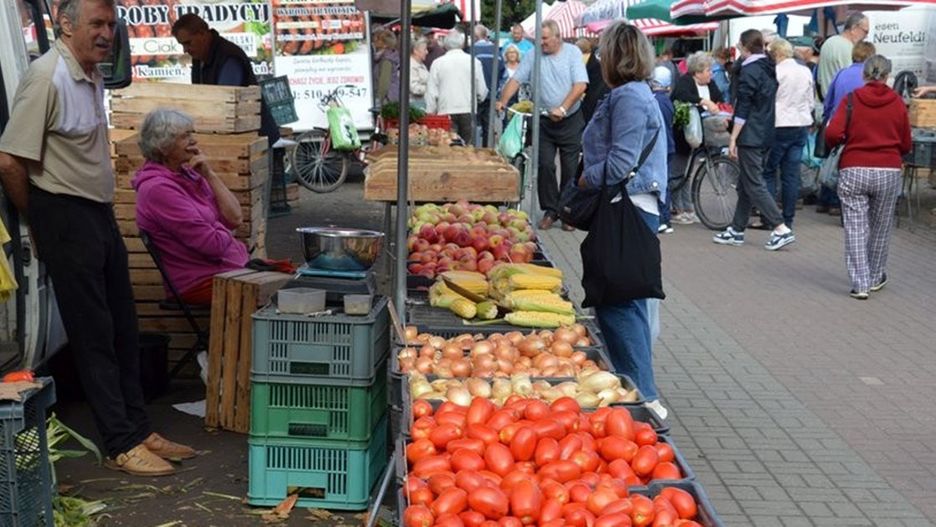 Na placu targowym w Stalowej Woli w piątek było kolorowo od sezonowych warzyw i owoców.