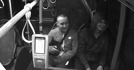 Lublin: Napadli na przechodnia. Pobili go i ukradli mu telefon. Kto ich rozpoznaje?