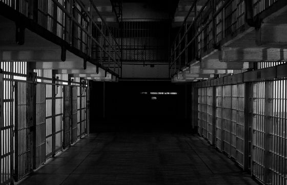 Więzienie za gwałt na modelce. Warszawski fotograf w rękach policji