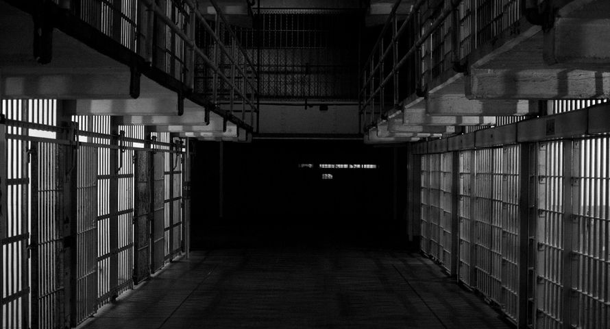 Więzienie za gwałt na modelce. Warszawski fotograf w rękach policji