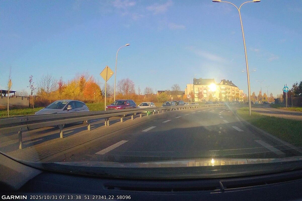 Kierowcy stojący w korku na skrzyżowaniu ul. Węglarza i Strzembosza