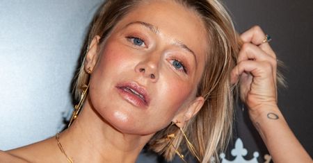 Katarzyna Warnke bez makijażu. Pozuje nad jeziorem