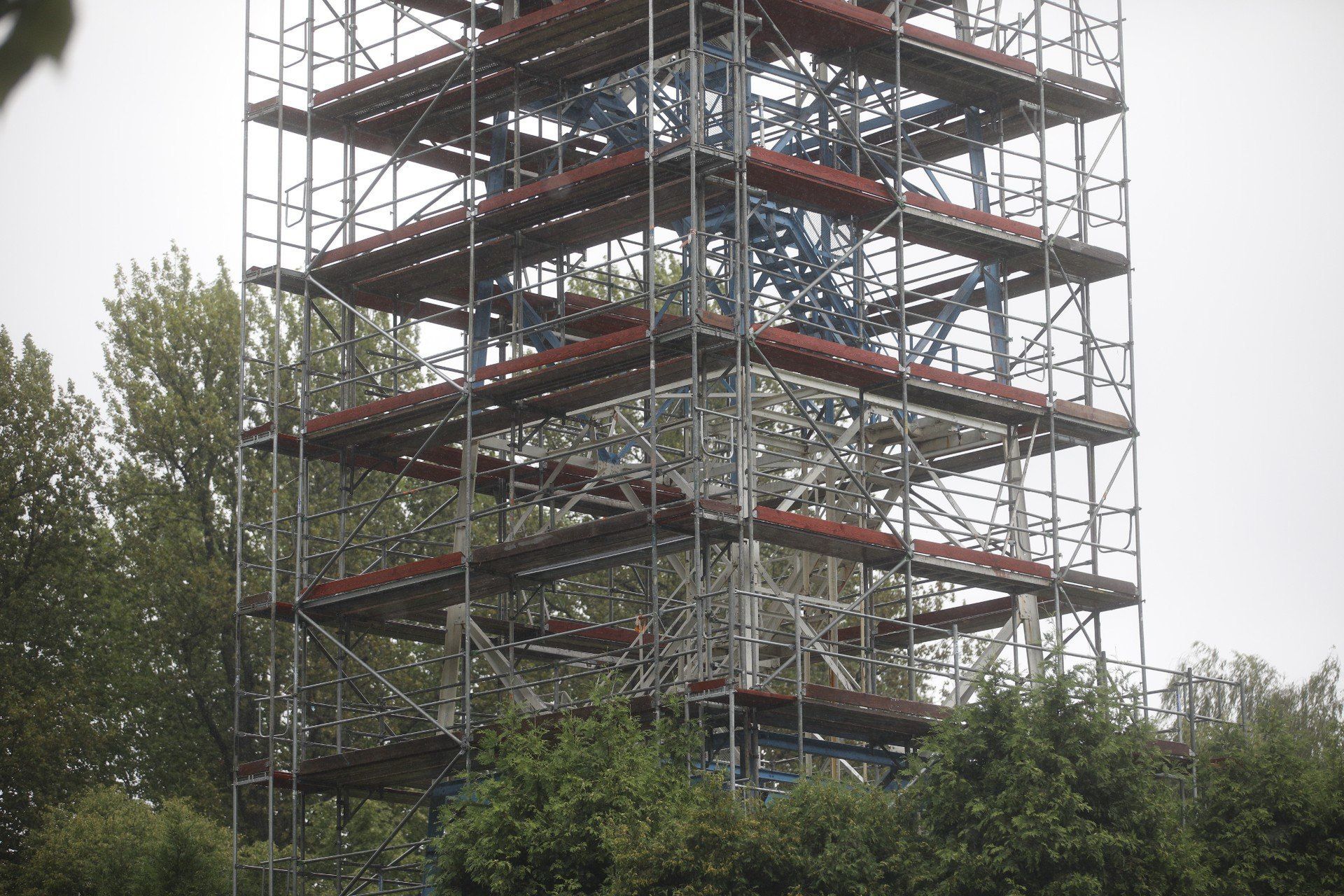 Stalowa replika przedwojennej konstrukcji zostanie oczyszczona i zabezpieczona przed korozją, a balustrady schodów oraz kraty zostaną wymienione. Zmieni się też najbliższe otoczenie wieży