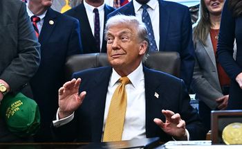 Absurdalna historia butów od Trumpa. Politycy boją się ich nie nosić