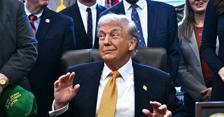 Absurdalna historia butów od Trumpa. Politycy boją się ich nie nosić