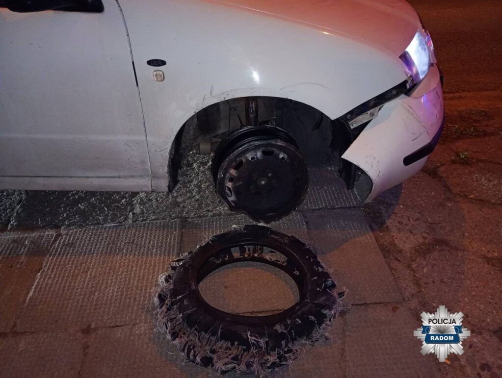 Radom: Pościg za 19-latkiem. Był pijany i miał sądowy zakaz prowadzenia pojazdów. Jego brat przyjechał pijany i znieważył policjantów