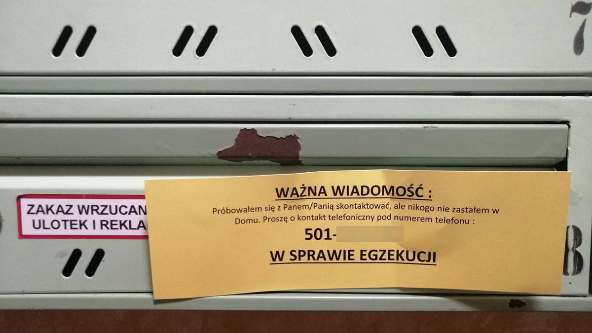 Pomylił adresy. Windykator przypiął kartkę przypadkowej osobie. 