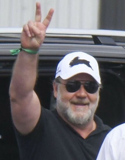 Russell Crowe i Britney Theriot wsiadaj? do odrzutowcaEXCLUSIVE: *NO DAILYMAIL ONLINE* A FLYING VISIT! Russell Crowe and Britney Theriot cuddle as they prepare to leave Melbourne on a private jet. The couple were spotted boarding the plane, while staff loaded their luggage, including a bundle of "Australian Open 2022" merchandise, and what appeared to be a wooden box of Penfolds wine.    Pictured: Russell Crowe      World Rights, No Argentina Rights, No Australia Rights, No Bolivia Rights, No Brazil Rights, No Chile Rights, No Colombia Rights, No Costa Rica Rights, No Cuba Rights, No Dominican Republic Rights, No Ecuador Rights, No El Salvador Rights, No Guadeloupe Rights, No Guatemala Rights, No Mexico Rights, No Nicaragua Rights, No New Zealand Rights, No Paraguay Rights, No Peru Rights, No Panama Rights, No Portugal Rights, No Puerto Rico Rights, No Spain Rights, No Uruguay Rights, No Venezuela RightsMedia-Mode / SplashNews.com