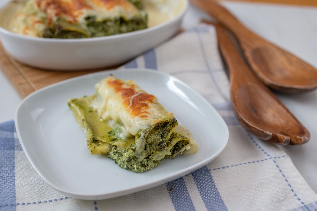 Cannelloni nadziewane szpinakiem, zapiekane z serem żółtym