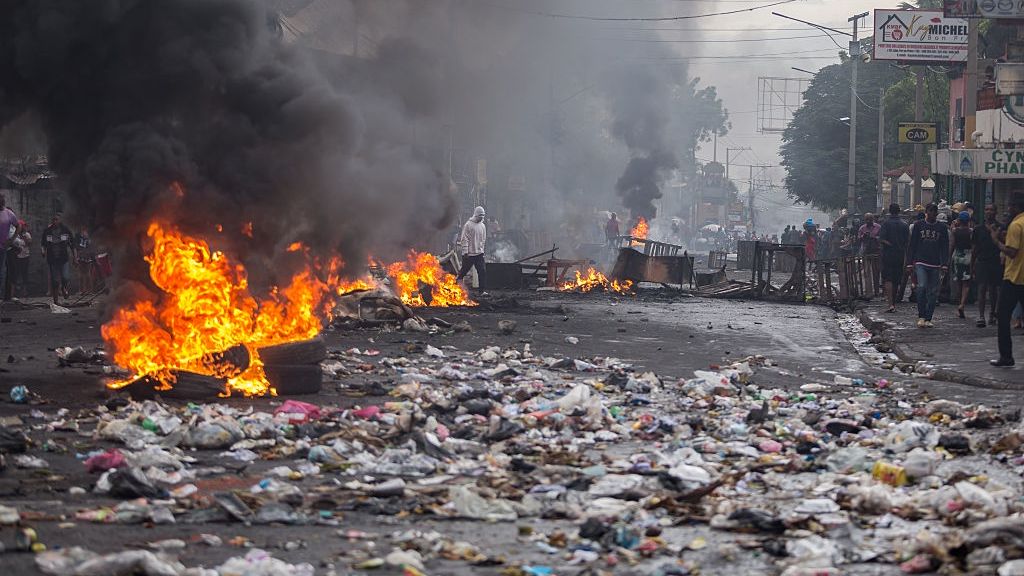 Zdjęcie z Haiti. Osoby przesiedlone z powodu przemocy gangów protestują żądając pomocy od rządu
