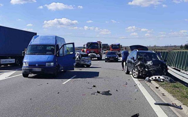 Cofała na drodze ekspresowej, doszło do wypadku z udziałem czterech pojazdów (zdjęcia)