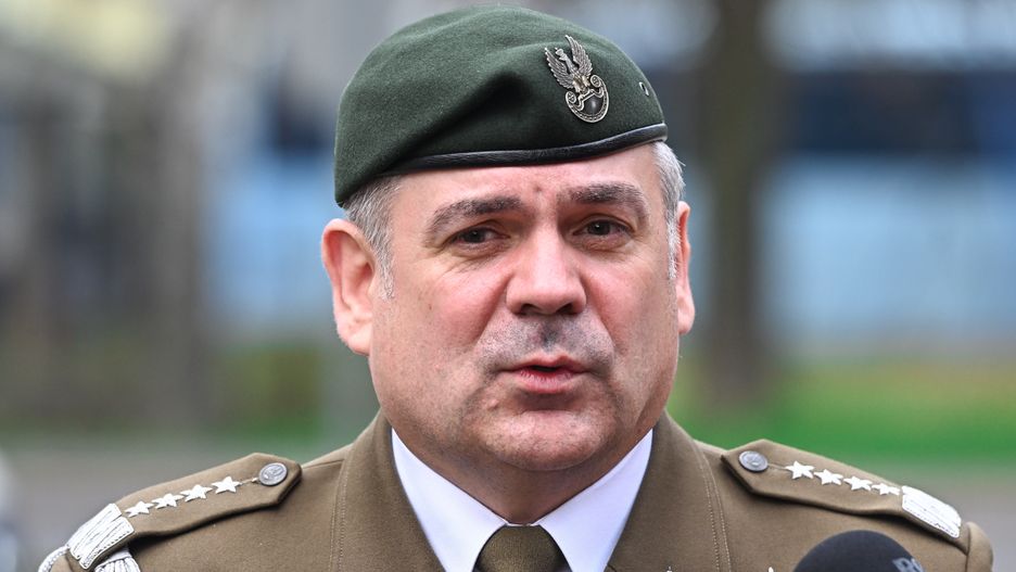 Warszawa, 25.03.2024. Szef Sztabu Generalnego Wojska Polskiego gen. Wiesław Kukuła podczas briefingu prasowego na terenie 1. Bazy Lotnictwa Transportowego w Warszawie, 25 bm. Spotkanie dotyczyło incydentu z 24 marca 2024 r., kiedy to doszło do naruszenia polskiej przestrzeni powietrznej przez jedną z rakiet manewrujących, wystrzelonych w nocy w kierunku Ukrainy przez lotnictwo dalekiego zasięgu Federacji Rosyjskiej. (amb) PAP/Radek Pietruszka