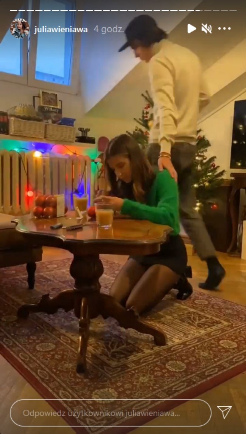 Julia Wieniawa i Nikodem Rozbicki ubierają choinkę