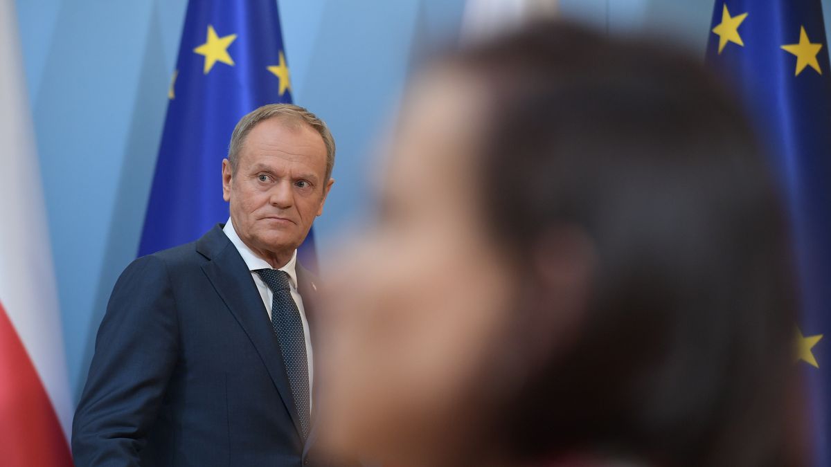 Warszawa, 16.04.2024. Premier Donald Tusk podczas konferencji prasowej po posiedzeniu rządu w siedzibie KPRM w Warszawie, 16 bm. (amb) PAP/Marcin Obara