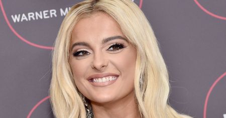 Jak ukryć cienie pod oczami? Bebe Rexha zdradza swój patent na idealny makijaż