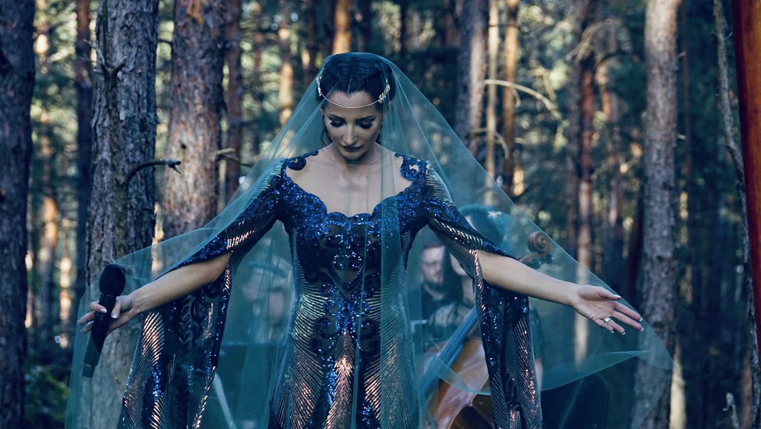 Justyna Steczkowska gra Chopina w lesie