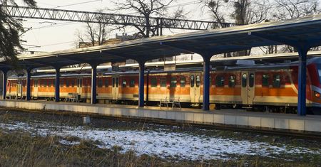 Dworzec pozornie dostępny. Narzekają na bariery. Kolej rozkłada ręce