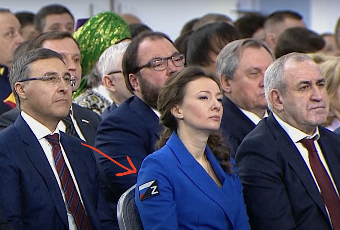 Wiceprzewodnicząca Dumy Państwowej Anna Kuzniecowa, działaczka walcząca o prawa i poprawę warunków życia dzieci, zadziwiła swoją kreacją z literą "Z", znakiem szczerego poparcia dla wojny Putina