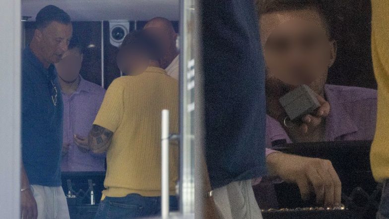 Tomasz Hajto delektuje się papierosem przed lombardem