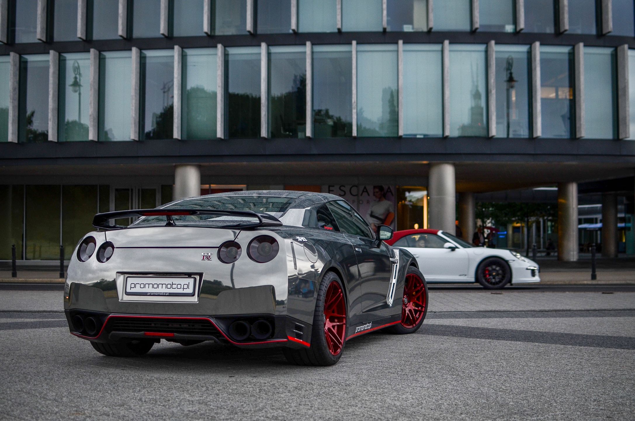 W tle wspomniane Porsche 911 GTS Cabrio