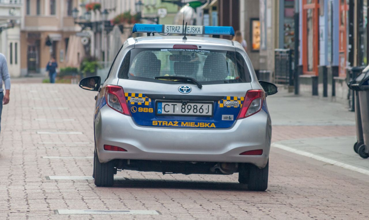 Sceny w Toruniu. 40-latek zatrzymywał samochody. Oto powód