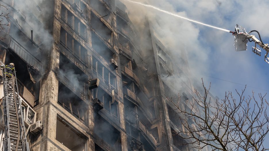 Gaszenie pożaru bloku w Kijowie po ostrzale Rosjan