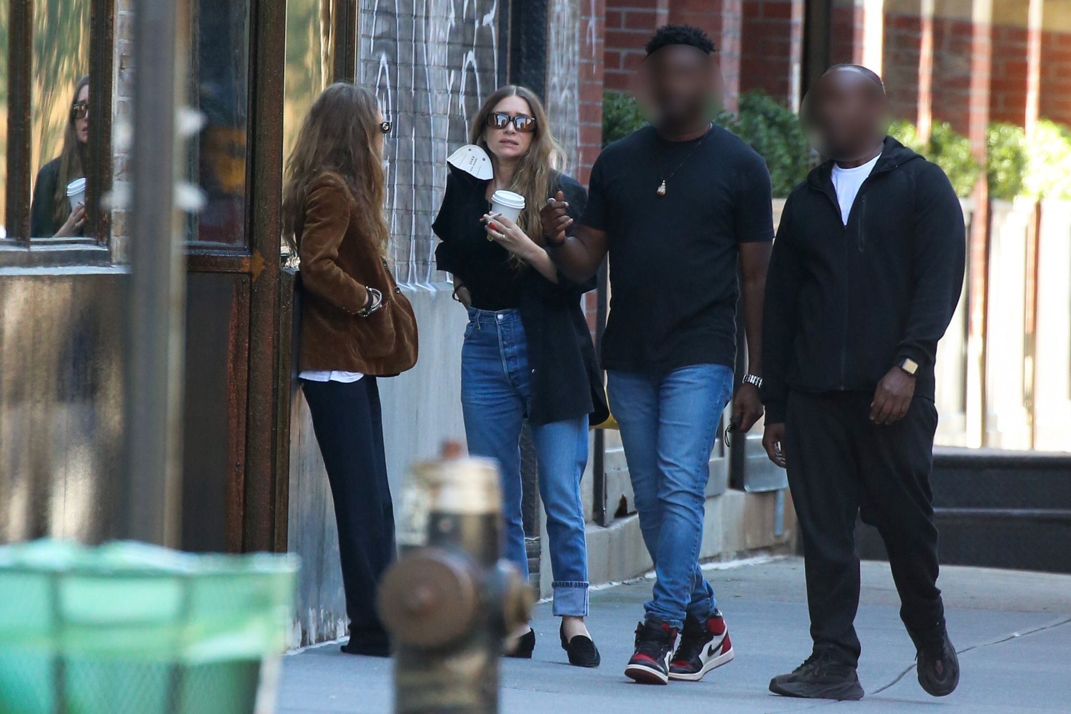 Mary-Kate i Ashley Olsen raczą się papierosowym dymem w Nowym Jorku