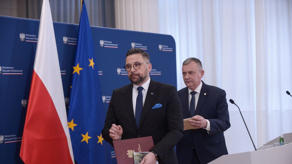 Warszawa, 18.03.2024. Wiceminister aktywów państwowych Marcin Kulasek (L) i wiceminister obrony narodowej Paweł Bejda (P) podczas konferencji prasowej w siedzibie Ministerstwa Aktywów Państwowych w Warszawie, 18 bm. Spotkanie dot. środków dla Polski w ramach programu UE o wspieraniu produkcji amunicji 155 mm. (jm) PAP/Marcin Obara