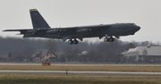Boeing B-52 Stratofortress. Amerykański bombowiec pojawił się w Polsce. Osiągi maszyny wzbudzają podziw