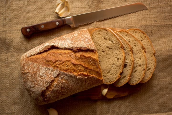 Chleb czosnkowy to pieczywo z delikatnym smakiem i aromatem czosnku.