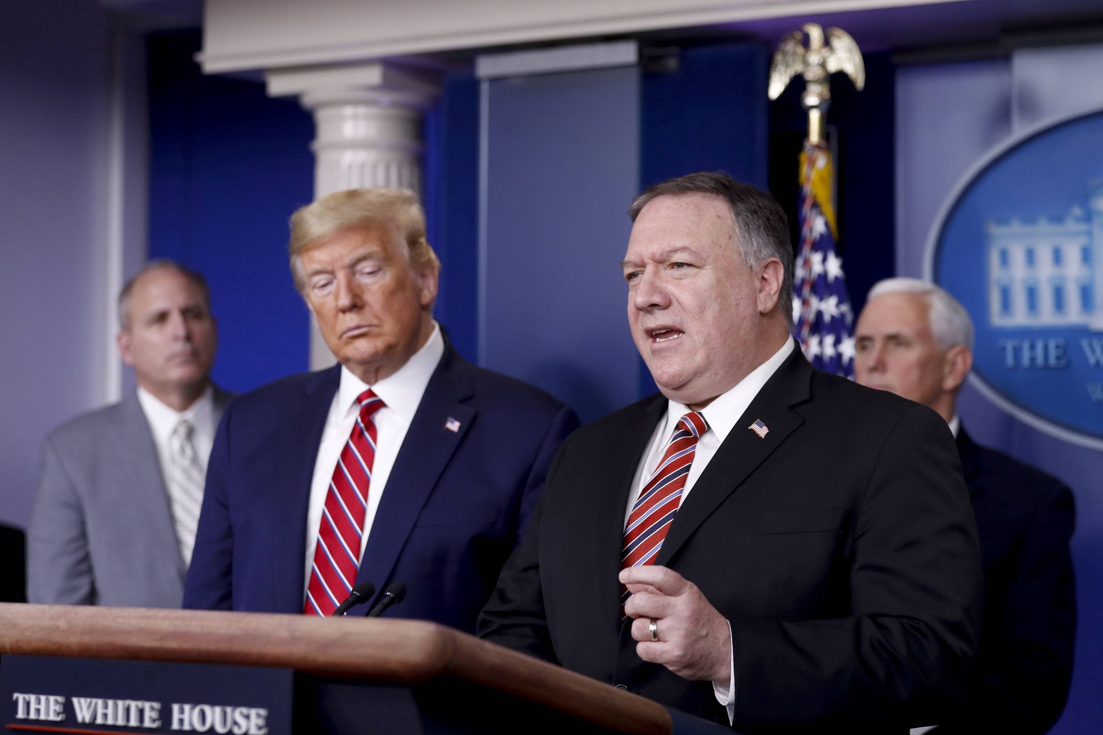 Koronawirus. USA. Sekretarz Stanu Mike Pompeo (obok prezydent Donald Trump) 