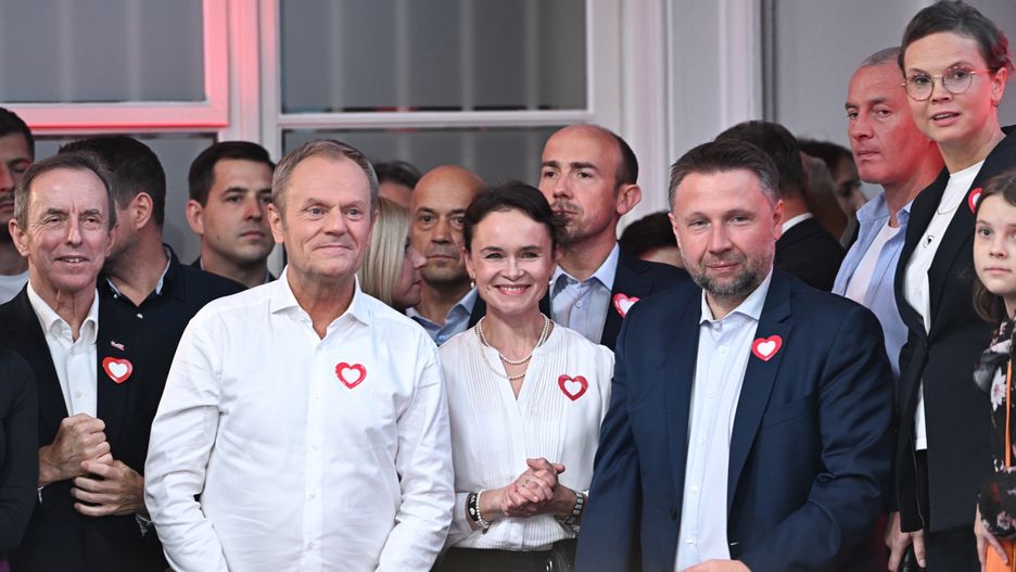 Warszawa, 15.10.2023. Wybory parlamentarne 2023. Przewodniczący Platformy Obywatelskiej Donald Tusk (2L), marszałek Senatu RP prof. Tomasz Grodzki (L), poseł KO Marcin Kierwiński (3P), szef KP KO Borys Budka (4P) i szefowa sztabu wyborczego KO Wioletta Paprocka-Ślusarska (P) w sztabie wyborczym KO w Muzeum Etnograficznym w Warszawie, 15 bm. Zakończyły się wybory parlamentarne. PiS wygrało niedzielne wybory do Sejmu z wynikiem 36,8 proc. (aldg) PAP/Radek Pietruszka