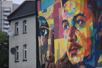 Katowice: Mural Wojciecha Korfantego w zupełnie nowej odsłonie. Dzieło "po liftingu" już zdobi katowickie Zawodzie