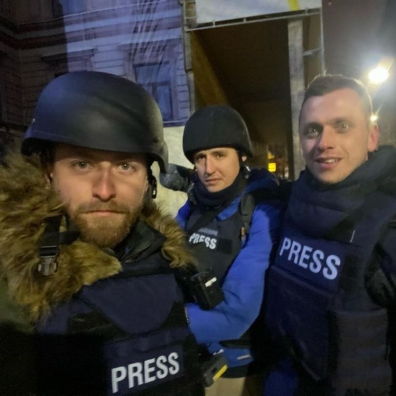Dziennikarz TVN i jego ekipa relacjonują wojnę w Ukrainie z Kijowa