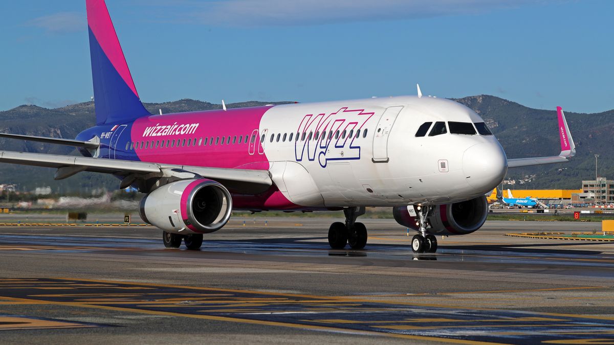 An Airbus A320-232 from Wizz Air is on the runway ready to take off from Barcelona airport in Barcelona, Spain, on October 8, 2024. (Photo by Joan Valls/Urbanandsport /NurPhoto via Getty Images) (Photo by Urbanandsport/NurPhoto via Getty Images)